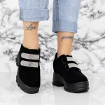 Sportschuhe auf der 2xn1 Schwarzweißplattform Mei