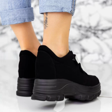 Sportschuhe auf der 2xn1 Schwarzweißplattform Mei