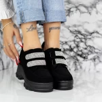 Sportschuhe auf der 2xn1 Schwarzweißplattform Mei