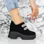 Sportschuhe auf der 2xn1 Schwarzweißplattform Mei