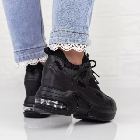 Sportschuhe auf der schwarzen 2mx7 -Plattform Mei