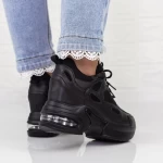 Sportschuhe auf der schwarzen 2mx7 -Plattform Mei