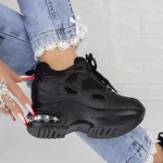 Sportschuhe auf der schwarzen 2mx7 -Plattform Mei