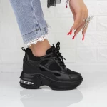 Sportschuhe auf der schwarzen 2mx7 -Plattform Mei