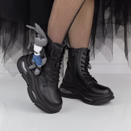 Schwarze Stiefel auf der M9 -Plattform Mei