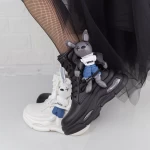 Schwarze Stiefel auf der M9 -Plattform Mei