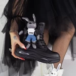 Schwarze Stiefel auf der M9 -Plattform Mei
