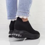 Sportschuhe auf der schwarzen 2mx1 -Plattform Mei