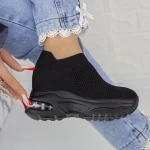 Sportschuhe auf der schwarzen 2mx1 -Plattform Mei