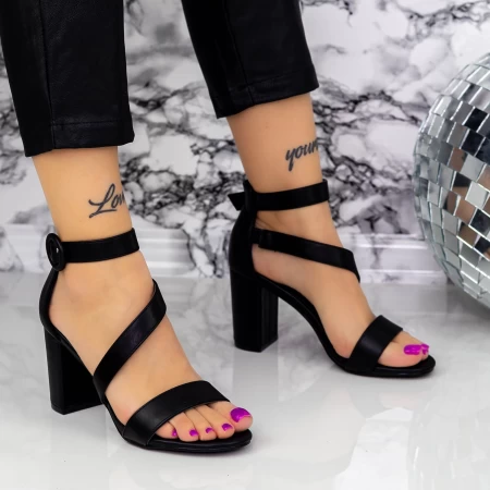 Sandalen mit dicken Absätzen xkk535a schwarz | Mei