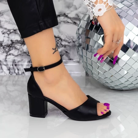 Sandalen mit einer dicken Ferse xkk566a schwarz | Mei
