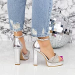 Sandalen mit einer dicken Ferse und einer 2HLX1 -Plattform Silber Mei