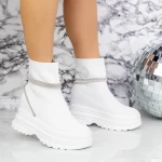 Sportschuhe auf der 2mx10 weißen Plattform Mei
