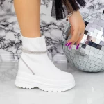 Sportschuhe auf der 2mx10 weißen Plattform Mei