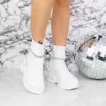 Sportschuhe auf der 2mx10 weißen Plattform Mei