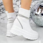 Sportschuhe auf der 2mx10 weißen Plattform Mei