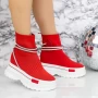 Sportschuhe auf der 2mx10 roten Plattform Mei