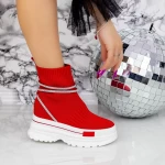 Sportschuhe auf der 2mx10 roten Plattform Mei