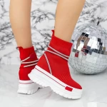 Sportschuhe auf der 2mx10 roten Plattform Mei