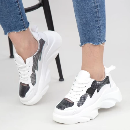 Sportschuhe auf der 193 weißen Plattform Mei