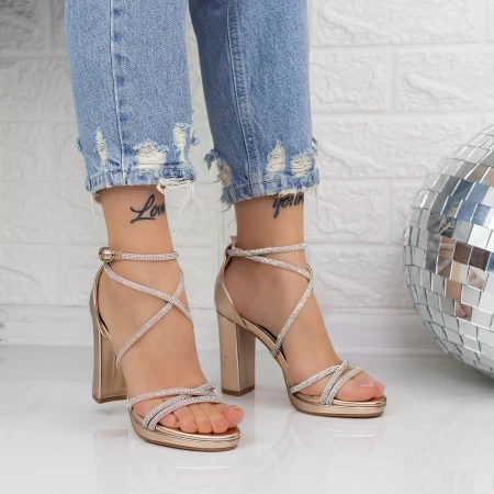 Sandalen mit einem dicken Absatz 2xkk10 Champagner | Mei