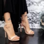 Sandalen mit einem dünnen Absatz 2S22 Beige Mei
