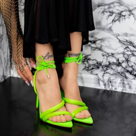 Sandalen mit einem dünnen Absatz 2ZB5 Grün Mei