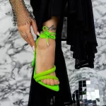 Sandalen mit einem dünnen Absatz 2ZB5 Grün Mei