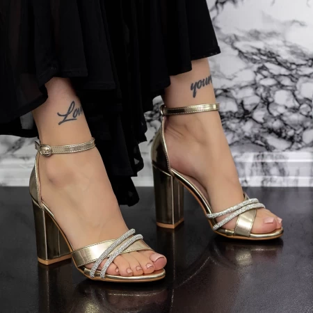 Sandalen mit einer dicken Ferse 2yxd72 Zloty | Mei