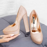 Dicke Fersenschuhe und die GE51 -Champagnerplattform Mei