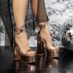 Sandalen mit einer dicken Ferse und einer 2Kv77 -Champagnerplattform Mei