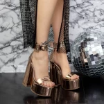 Sandalen mit einer dicken Ferse und einer 2Kv77 -Champagnerplattform Mei
