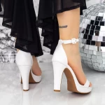 Sandalen auf einer dicken Ferse und 2BD27 -Plattform weiß | Mei