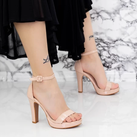 Sandalen auf einer dicken Ferse und 2BD27 Beige Mei