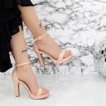 Sandalen auf einer dicken Ferse und 2BD27 Beige Mei