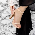 Sandalen auf einer dicken Ferse und 2BD27 Beige Mei