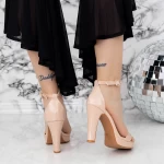 Sandalen auf einer dicken Ferse und 2BD27 Beige Mei