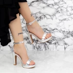 Sandalen auf einer dicken Ferse und 2BD27 Silber Mei