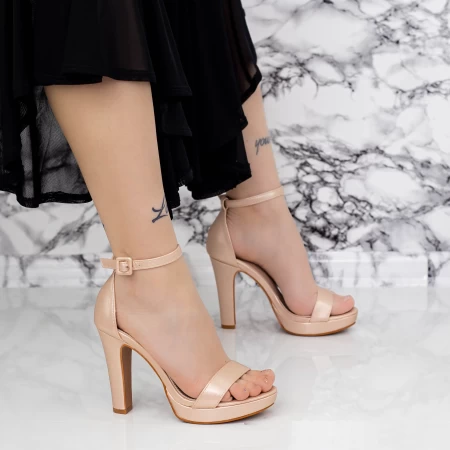 Sandalen mit einer dicken Ferse und einer 2BD27 -Champagnerplattform Mei