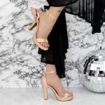 Sandalen mit einer dicken Ferse und einer 2BD27 -Champagnerplattform Mei