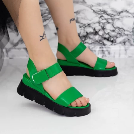Sandalen auf der 2 km7 grünen Plattform Mei