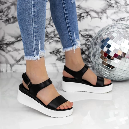 Sandalen auf der schwarzen PT27 -Plattform Mei