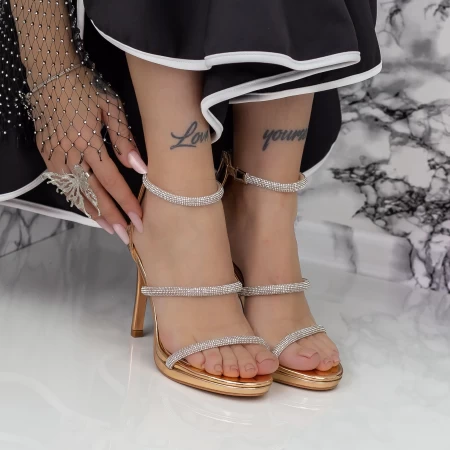 Sandalen mit einer dünnen Ferse und 2xkk39 -Champagnerplattform Mei