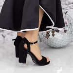 Sandalen auf einer dicken Ferse und 2xkk112 -Plattform schwarz | Mei