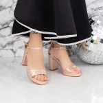 Sandalen auf einer dicken Ferse und 2xkk112 Champagner Mei