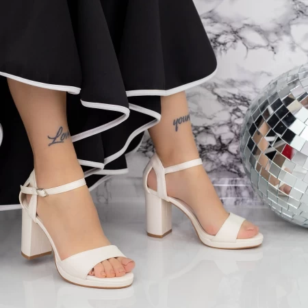 Sandalen auf einer dicken Ferse und 2xkk112 Beige Mei