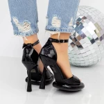 Sandalen mit einer dünnen Ferse und einer 2Kv72 -Plattform schwarz | Mei