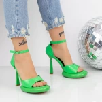 Sandalen mit einer dünnen Ferse und einer 2Kv72 -Plattform grün | Mei