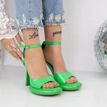 Sandalen mit einer dünnen Ferse und einer 2Kv72 -Plattform grün | Mei