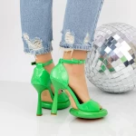 Sandalen mit einer dünnen Ferse und einer 2Kv72 -Plattform grün | Mei